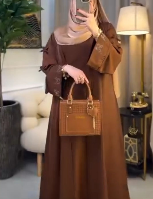 Abaya  d'été pour femmes voilées, coupe ample assurant confort et élégance à la fois